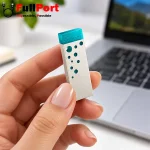 فلش مموری Apacer AH11J با بدنه فلزی نقرهای و درپوش سبزآبی در دست خانم