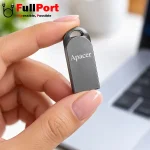 فلش مموری خاکستری تیره Apacer AH15G در دست خانم با نمایش بدنه فلزی و طراحی کوچک