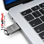 فلش مموری Apacer AH15G متصل به درگاه USB نوت‌بوک با نمایش طراحی کوچک و بدنه فلزی